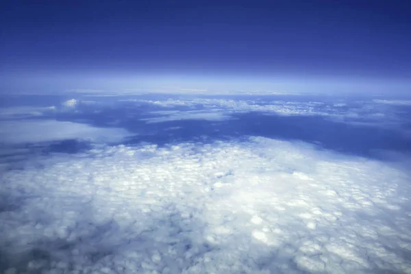 Cielo sopra le nuvole, sfondo del paesaggio nuvoloso, cielo blu e lanugine — Foto Stock